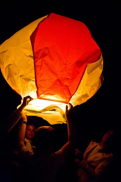 Sıcak hava balon havada asılı — Stok fotoğraf