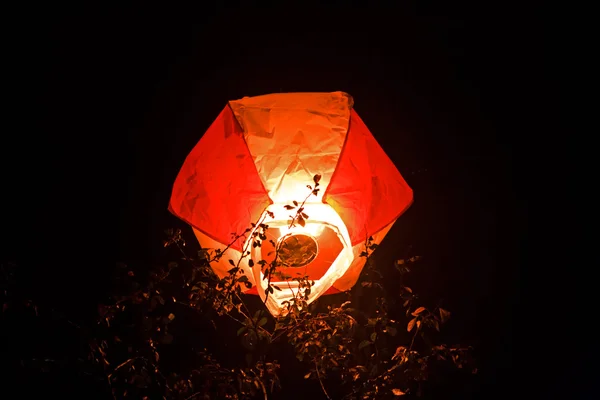 Воздушный шар завис в воздухе — стоковое фото