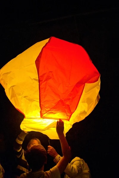 Heißluftballon schwebt in der Luft — Stockfoto