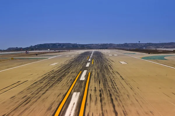 Start-en landingsbaan op de luchthaven — Stockfoto