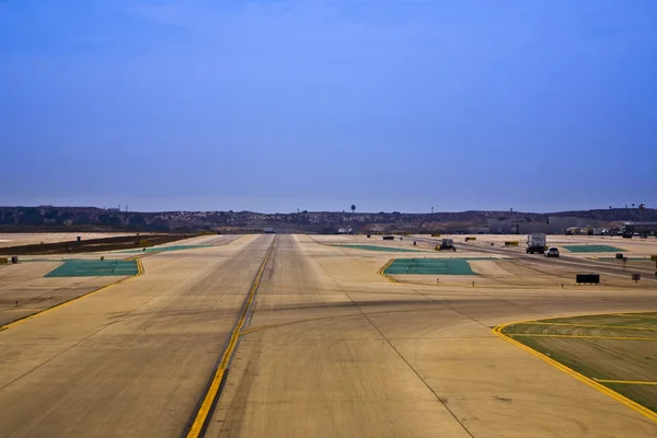 Start-en landingsbaan op de luchthaven — Stockfoto
