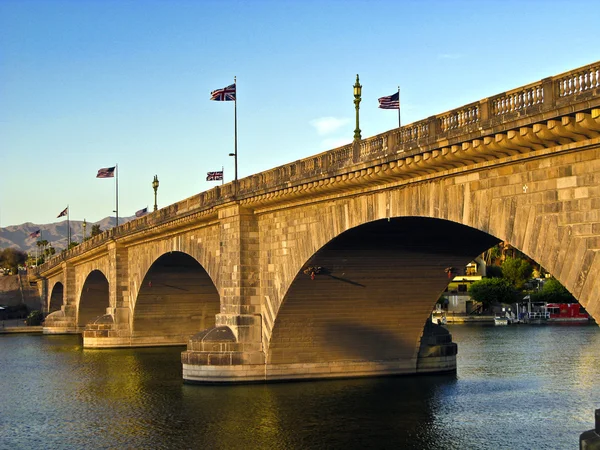 ハヴァス湖、o と再建された古い歴史的な橋のロンドン橋 — ストック写真