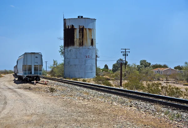 Järnvägen passerar på väg 95 nära byn vidal — Stockfoto