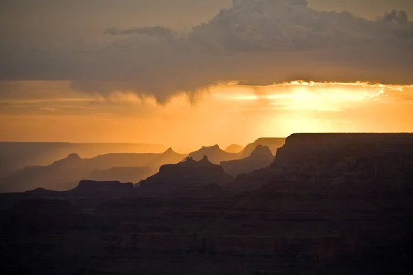 Büyük Kanyon 'da çöl manzaralı güzel bir gün batımı. — Stok fotoğraf