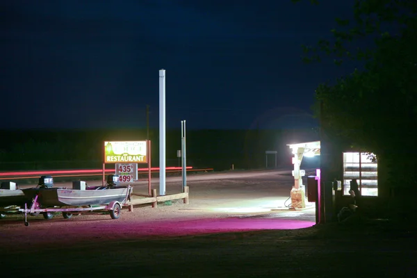 Старая патрульная станция ночью — стоковое фото