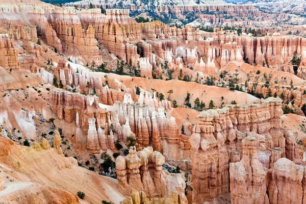 Formações rochosas hoodoo únicas e coloridas no Bryce Canyon — Fotografia de Stock