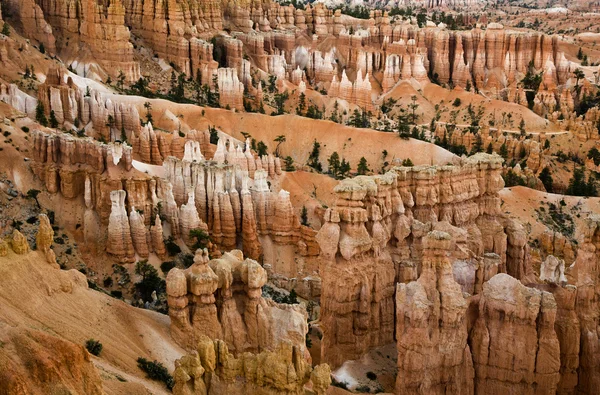 Bela paisagem em Bryce Canyon com forma de pedra magnífica — Fotografia de Stock