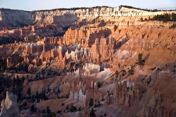 Formazioni rocciose hoodoo uniche e colorate nel Bryce Canyon — Foto Stock