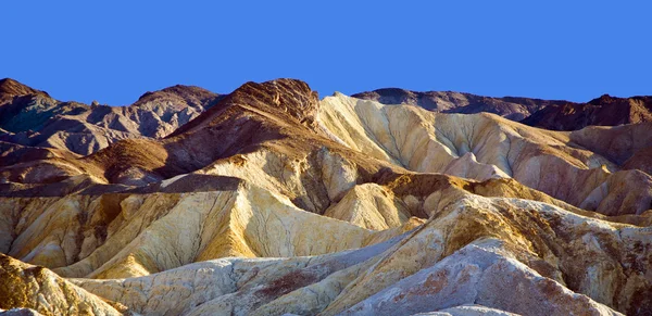 Pittoreska mjuka vågor från flerfärgade sandsten i död va — Stockfoto