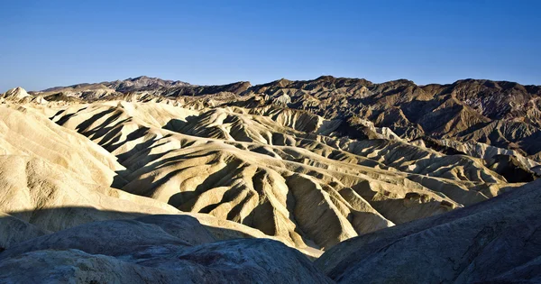 Pittoreska mjuka vågor från flerfärgade sandsten. död vall — Stockfoto