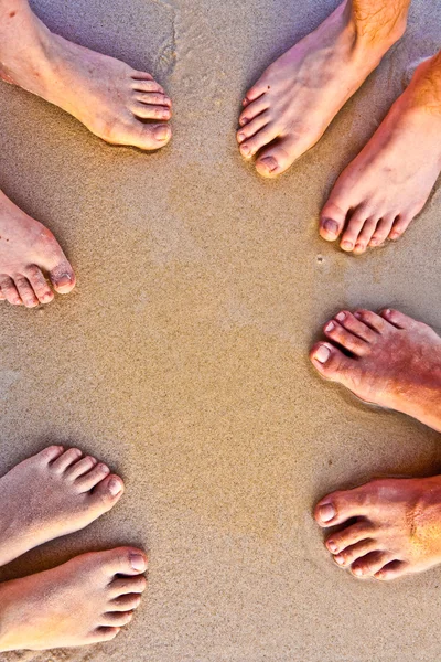 Ernährung der Familie, Vater, Mutter und zwei Sonnen am Sandstrand — Stockfoto