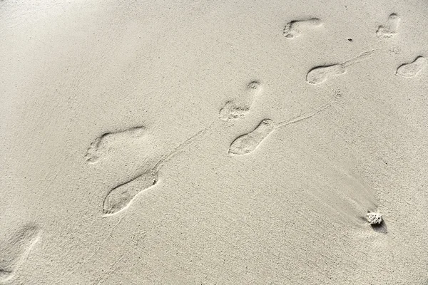 Menschlicher Fußabdruck im feinen Sand am Strand — Stockfoto
