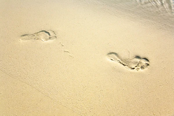 Menselijke volwassen voetafdruk in het fijne zand op het strand — Stockfoto