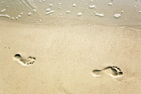 Ανθρώπινη ενηλίκων αποτύπωμα στην λεπτή άμμο στην παραλία — Φωτογραφία Αρχείου