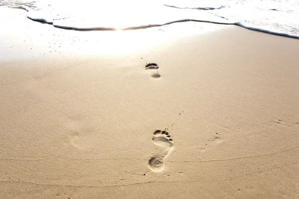 Menselijke volwassen voetafdruk in het fijne zand op het strand — Stockfoto