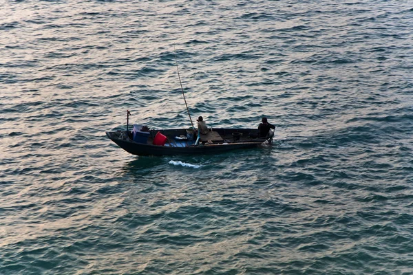 Fischer mit Angelrute vom Boot aus — Stockfoto