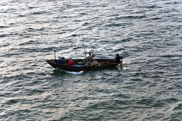 与杆钓鱼船上的渔民 — 图库照片