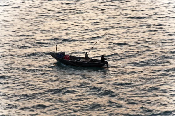 Pescadores con caña de pescar desde el barco —  Fotos de Stock