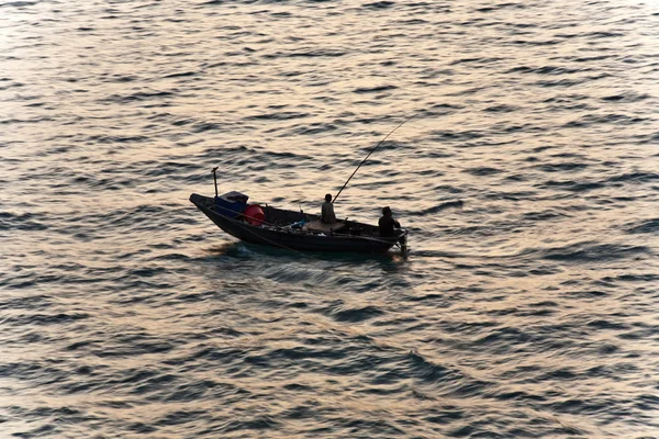 Рыбаки с удочкой рыбачат с лодки — стоковое фото