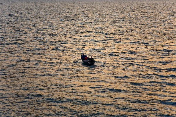 Pescatori con canna da pesca dalla barca — Foto Stock