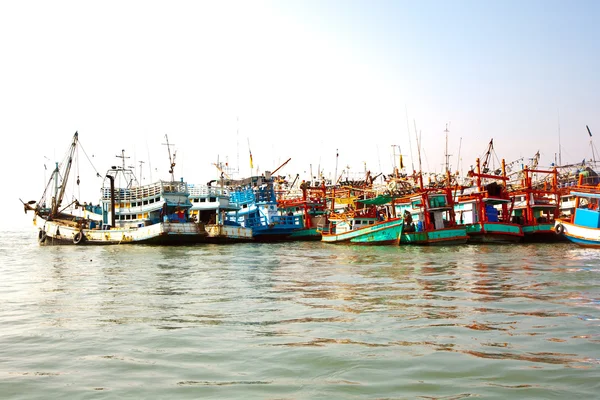 Fisherboats v přístavu na ostrově koh samet, Thajsko — Stock fotografie