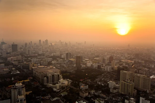 Vista a través del horizonte de Bangkok mostrando en la puesta del sol —  Fotos de Stock