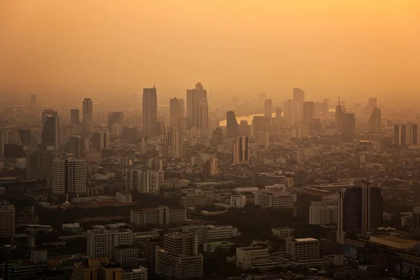 Bekijken over de skyline van bangkok in zonsondergang tonen — Stockfoto