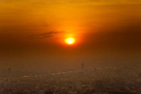 Vista a través del horizonte de Bangkok mostrando en la puesta del sol — Foto de Stock