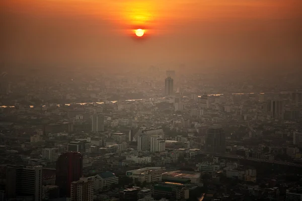 Bekijken over de skyline van bangkok in zonsondergang tonen — Stockfoto