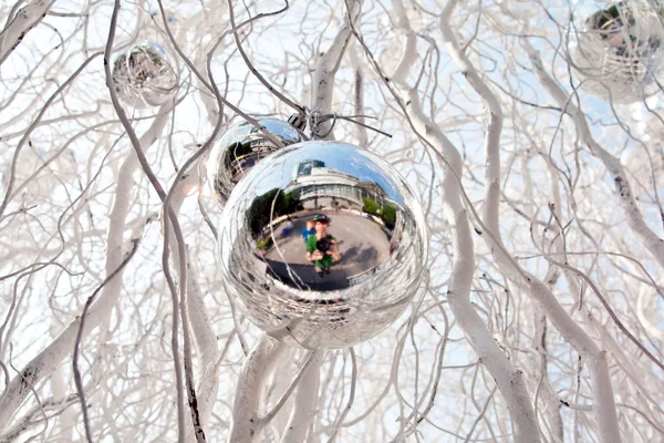 Weihnachtsbaumkugeln und Spiegelung von Vater und Sonne mit Spaß — Stockfoto
