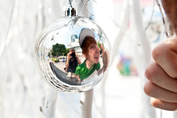 Рождественские елки шары и зеркалирование отца и солнца с весельем — стоковое фото