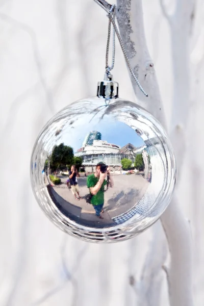 Vánoční strom koule a zrcadlení otce a slunce s fun — Stock fotografie