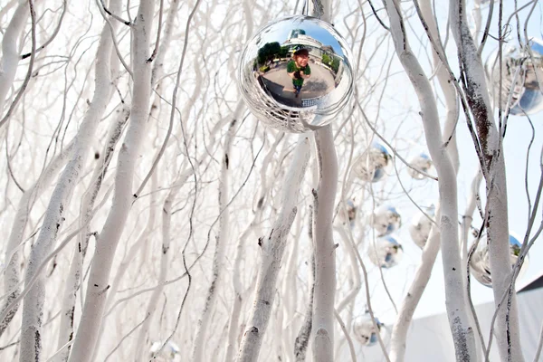 Bolas de árbol de navidad y espejos de padre y sol con diversión —  Fotos de Stock
