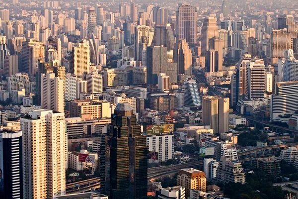 Letecký pohled nad Bangkoku v západu slunce — Stock fotografie