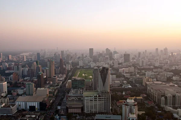 Luftaufnahme über Bangkok bei Sonnenuntergang — Stockfoto