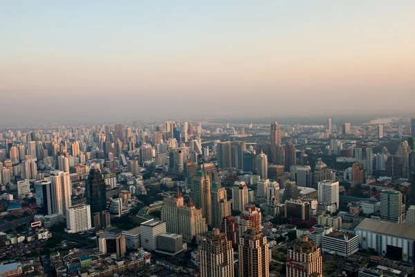 Vista aérea sobre Bangkok ao pôr do sol — Fotografia de Stock