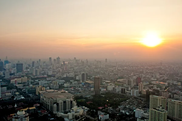 Luchtfoto uitzicht over bangkok in zonsondergang — Stockfoto