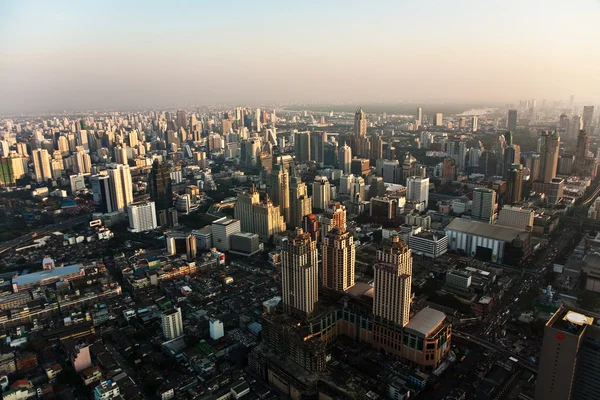 查看整个曼谷天际线显示的办公大楼和 condominiu — 图库照片