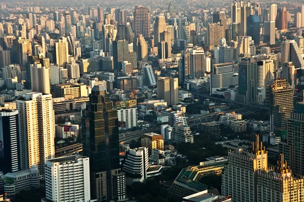 Over bangkok skyline weergeven kantoorgebouwen en condominiu bekijken — Stockfoto