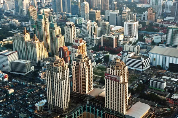 Vue sur Bangkok skyline montrant les immeubles de bureaux et condominiu — Photo