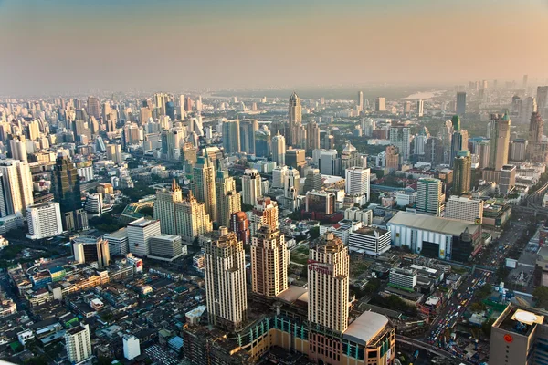 Blick über Bangkoks Skyline mit Bürogebäuden und Eigentumswohnungen — Stockfoto
