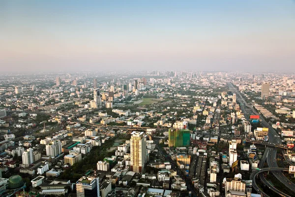 バンコクのスカイラインの事務所街区および condominiu を示す全体表示します。 — ストック写真