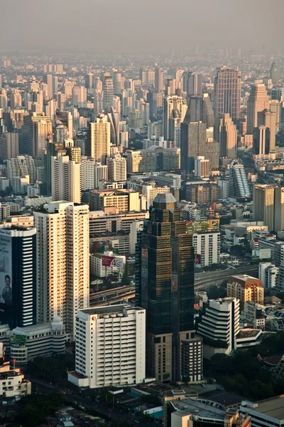 Переглянути через Бангкок skyline показ office блоків і condominiu — стокове фото
