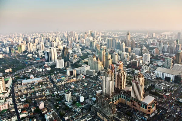 Vista a través del horizonte de Bangkok mostrando bloques de oficinas y condominios — Foto de Stock