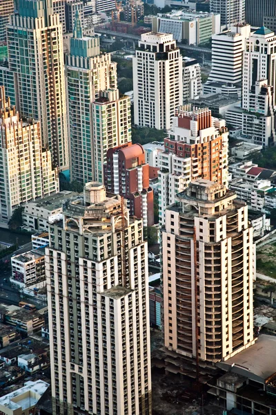 Lihat di seluruh Bangkok skyline yang menampilkan blok kantor dan kondominiu — Stok Foto