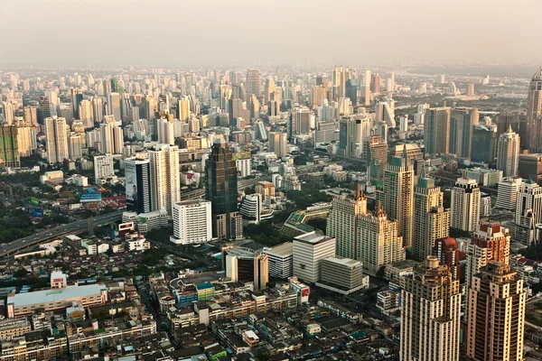 Vista a través del horizonte de Bangkok mostrando bloques de oficinas y condominios —  Fotos de Stock