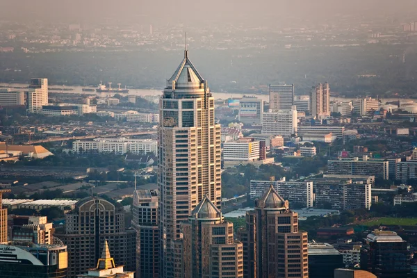 Vedeți pe orizontul Bangkok afișând blocuri de birouri și condominiu — Fotografie, imagine de stoc