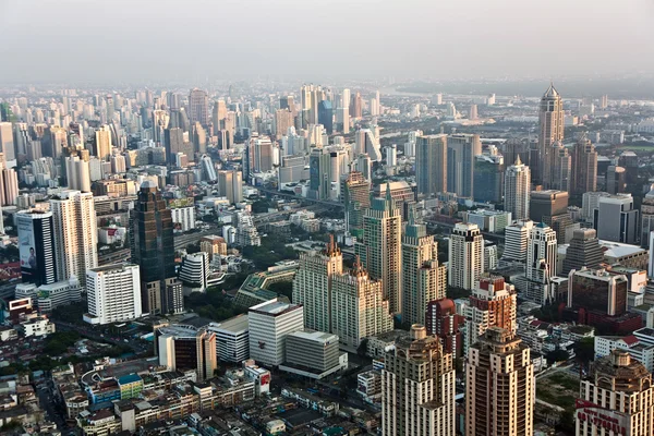 Vista através do horizonte de Banguecoque mostrando blocos de escritórios e condomínios — Fotografia de Stock