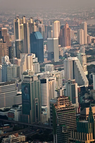 Vista sullo skyline di Bangkok che mostra blocchi di uffici e condomini — Foto Stock