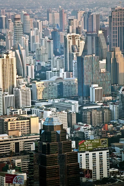 Vista sullo skyline di Bangkok che mostra blocchi di uffici e condomini — Foto Stock